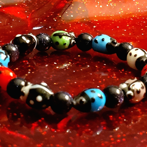 Glass lampwork ladybug 🐞 bead handmade stretch bracelet. - Picture 5 of 8